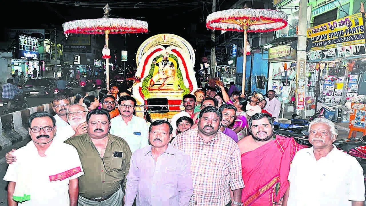 BRAHMOTHSAVALU : చంద్రప్రభ వాహనంపై గోవిందుడి కనువిందు