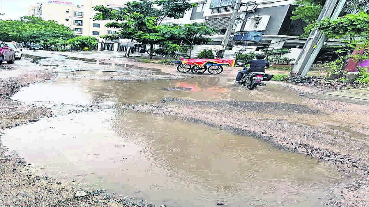 ROAD : నగరంలో మారని రోడ్ల తీరు