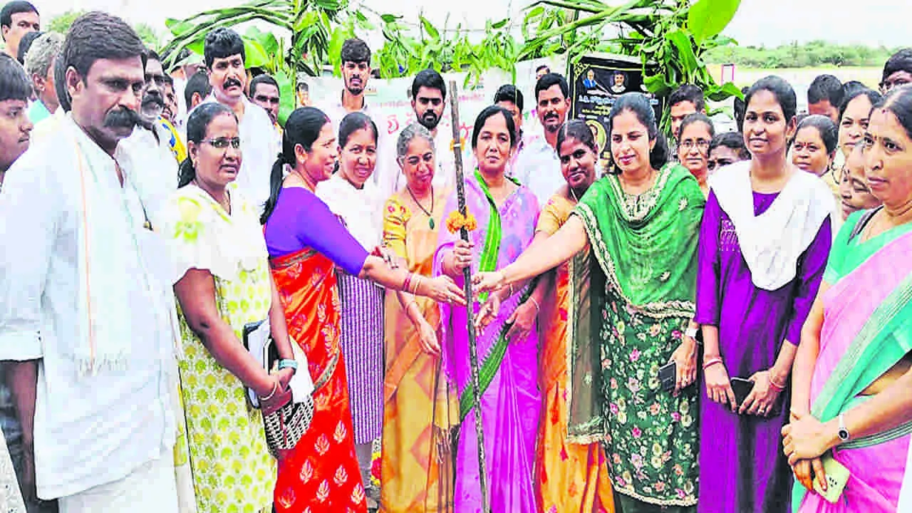 MLA SUNITA : ప్రతి గ్రామంలో రోడ్లు వేయిస్తాం 