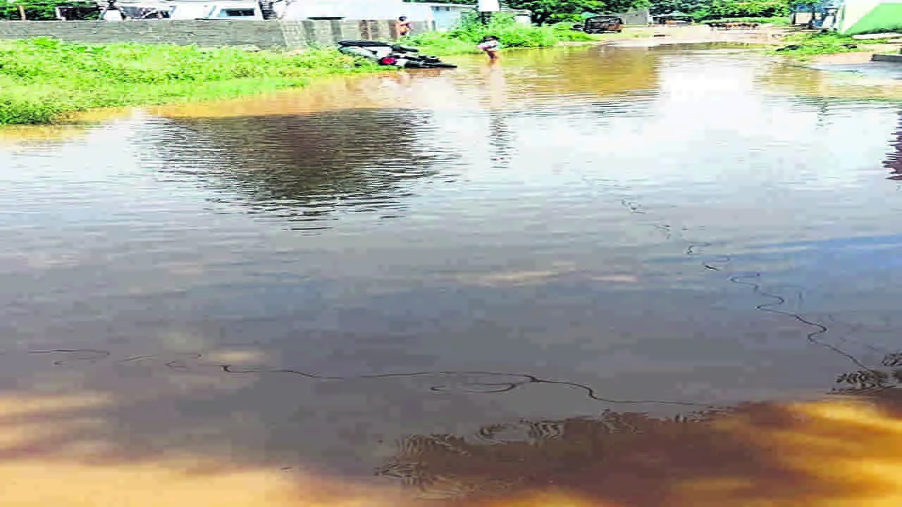  RAIN WATER : మడుగు కాదిది... రోడ్డే..!