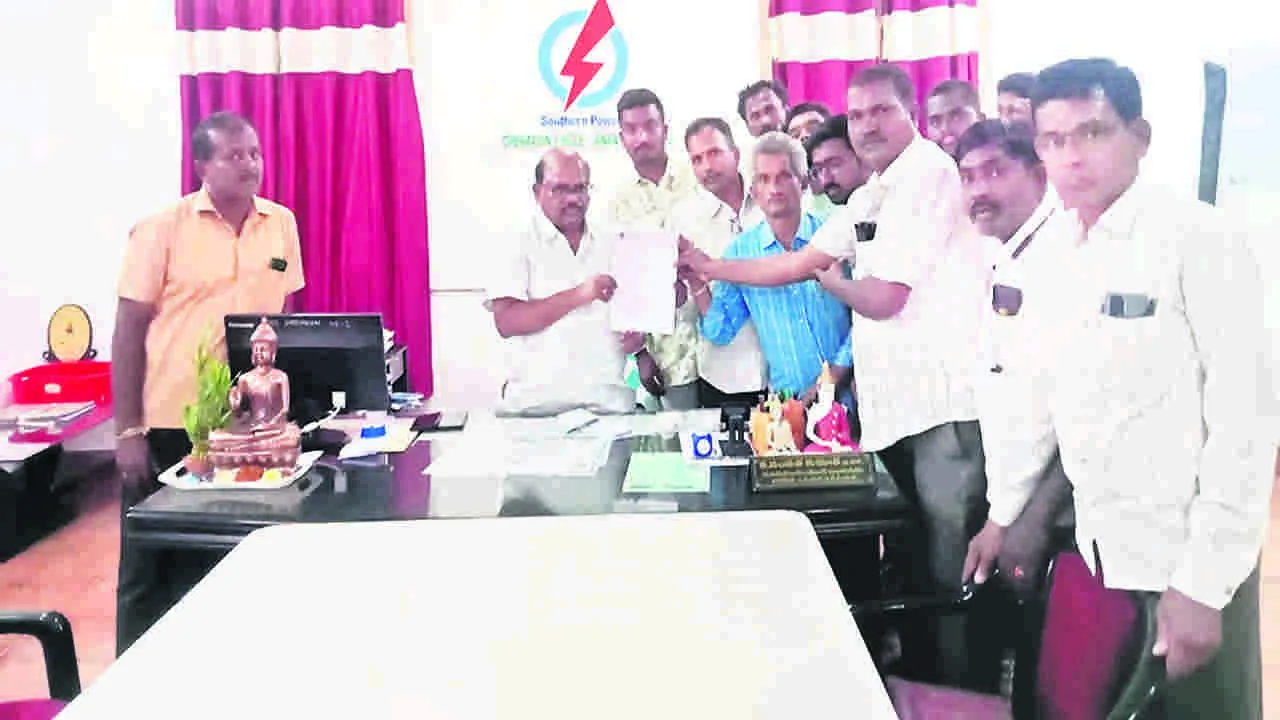 METER READERS: మీటర్‌ రీడర్లకు ఉపాధి గండం..!