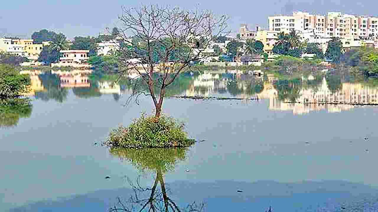 Lakes: చెరువుల్లో 386 ఎకరాలు మాయం!