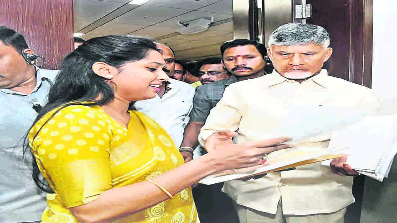 MLA SHRAVANISHREE : చెరువు మరవ వద్ద బ్రిడ్జి నిర్మించండి