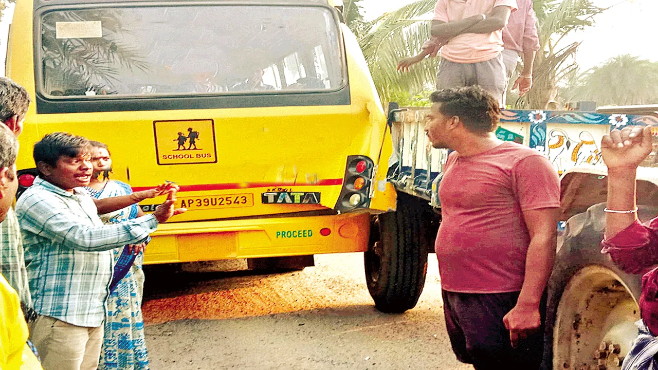  స్కూల్‌ బస్సును ఢీకొట్టిన ఇసుక ట్రాక్టర్‌