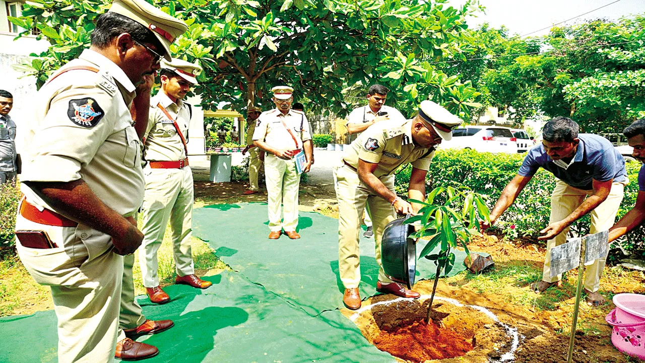 సైబర్‌ నేరాలపై అప్రమత్తంగా ఉండాలి: డీఐజీ