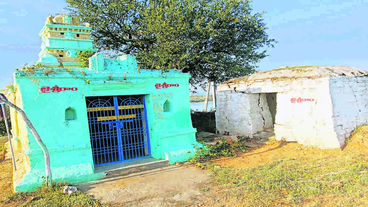 TEMPLE: ధూపదీప నైవేద్యాలు కరువు