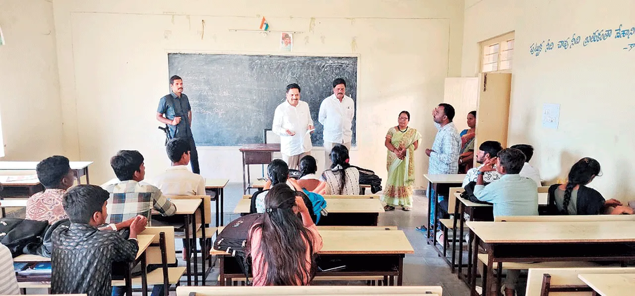 పరిసరాల అపరిశుభ్రతపై ఆగ్రహం