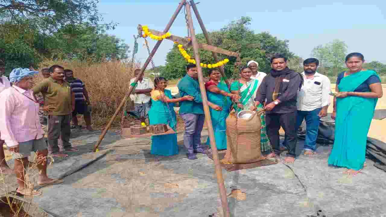 ధాన్యం కొనుగోలులో మహిళ సంఘాలు  