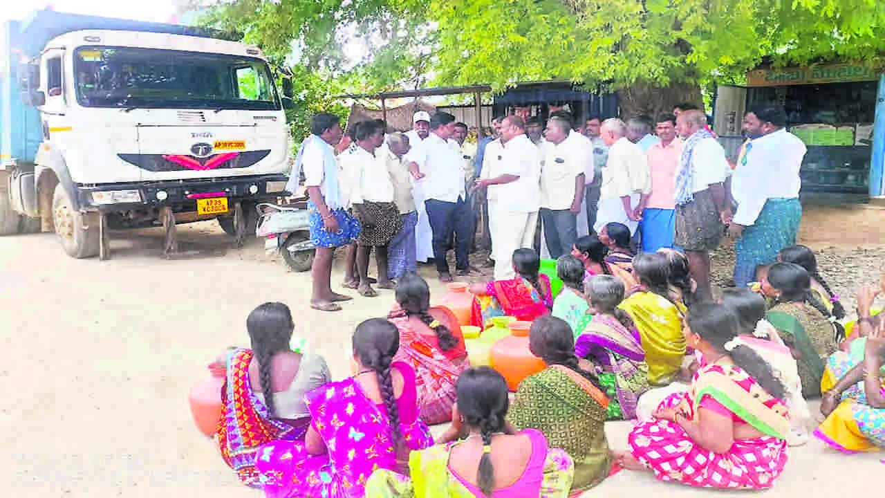 AGITATION FOR WATER: తాగునీటి కోసం రోడ్డెక్కిన ప్రజలు