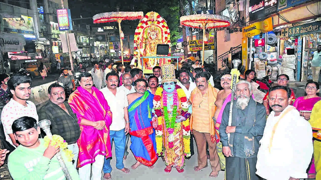 BRAHMOTHSAVALU : గరుడ వాహనంపై శ్రీనివాసుడు