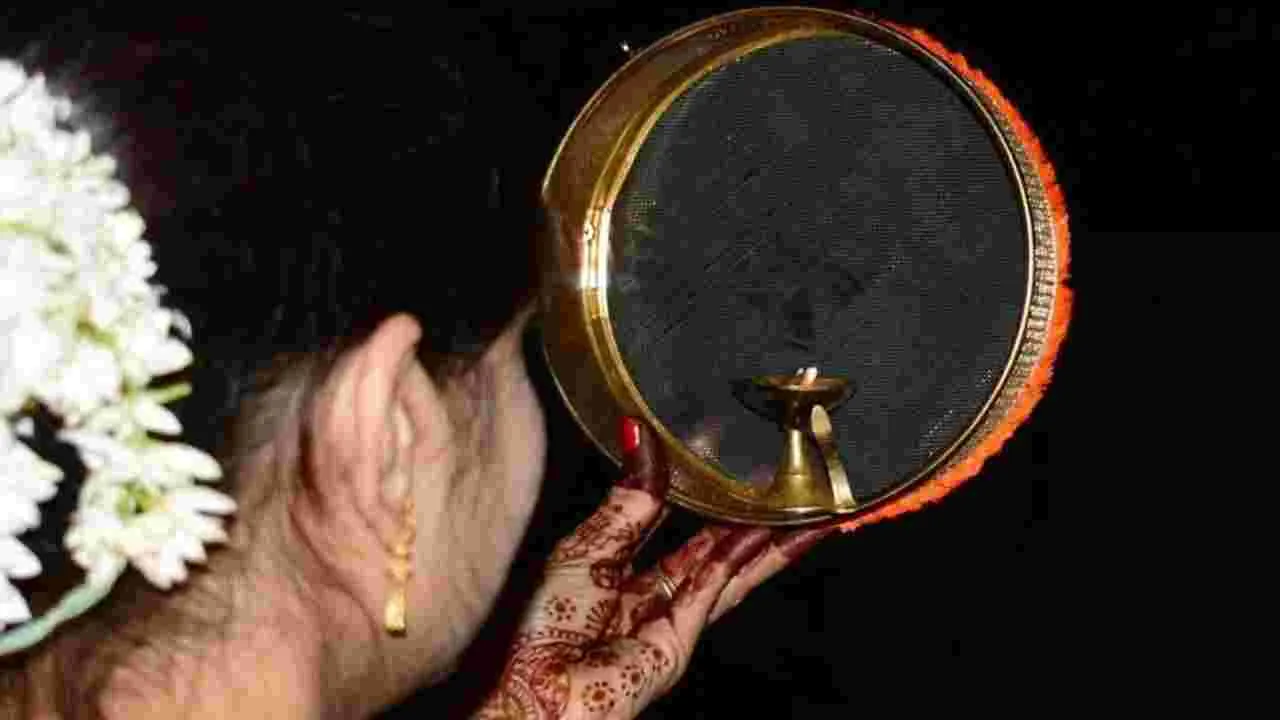 Karva Chauth 2024: పెళ్లికాని అమ్మాయిలు ఈ పూజ చేస్తే.. అదృష్టం అడ్రస్ వెతుక్కుంటూ రావాల్సిందే..!