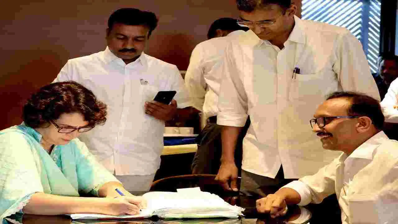 Priyanka Gandhi: తొలిసారి ప్రత్యక్ష ఎన్నికల్లో పోటీ.. వయనాడ్‌లో ప్రియాంక నామినేషన్.. 