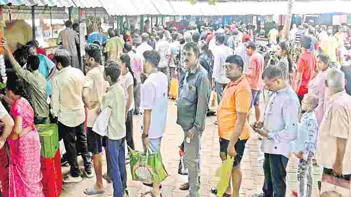 కిక్కిరిసిన రైతుబజార్లు 