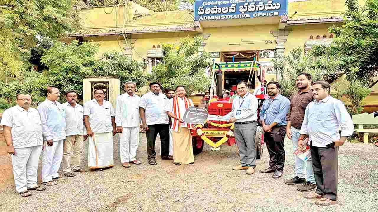 ఆలయానికి ట్రాక్టర్‌ విరాళం   