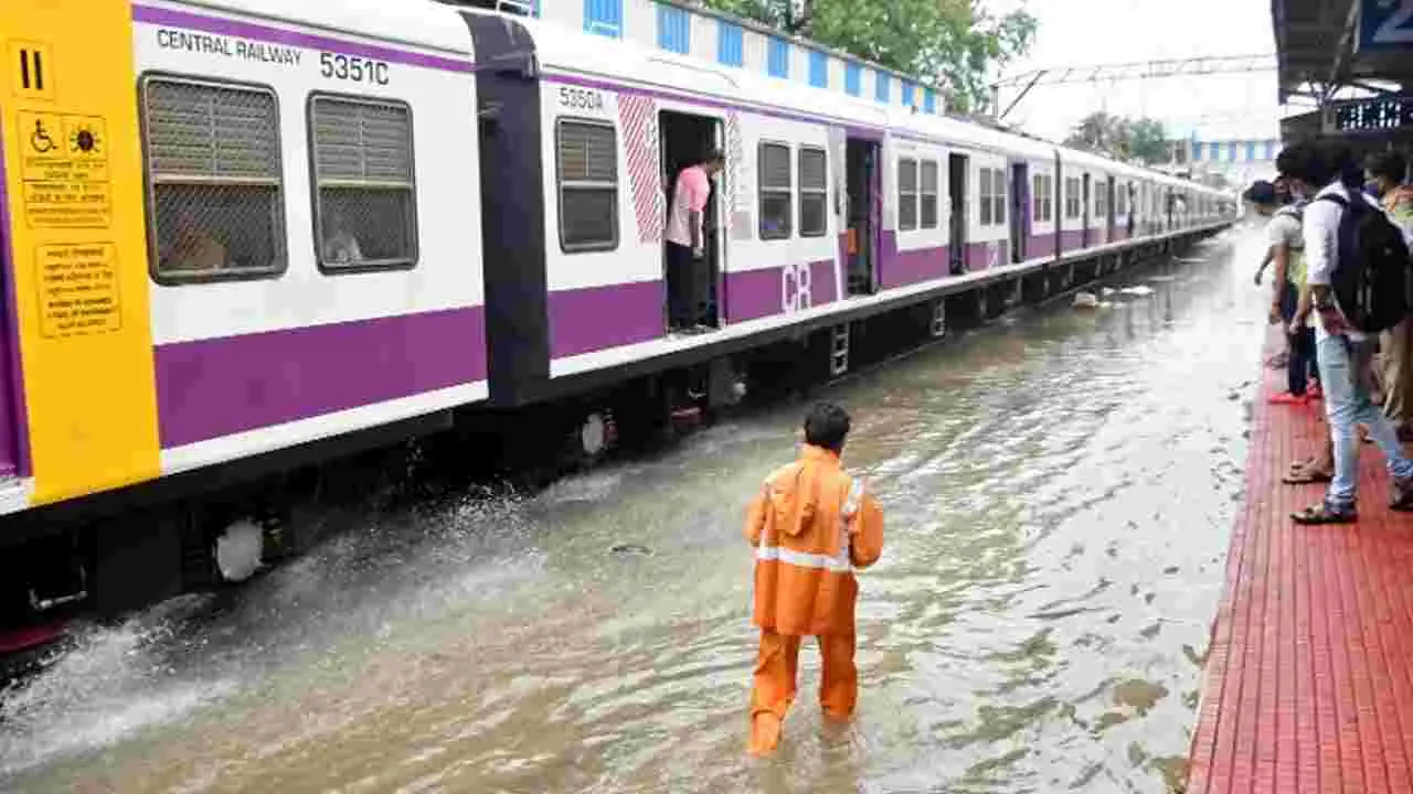 Rains: గుంటూరు జిల్లాలో భారీ వర్షాలు.. రైళ్ల రాకపోకలకు తీవ్ర అంతరాయం..