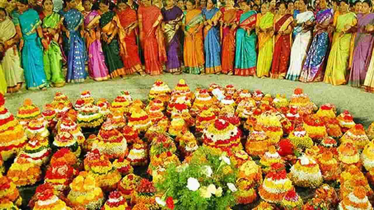 Bathukamma Sambaralu: వేములవాడలో ఘనంగా సద్దుల బతుకమ్మ నిమజ్జనం