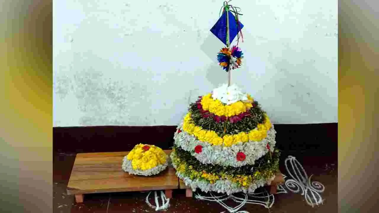 Bathukamma: బతుకమ్మ వేడుకలకు ఆ ప్రాంతం ముస్తాబు