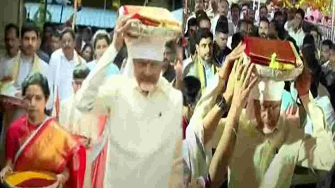 CM Chandrababu: సతీసమేతంగా దుర్గమ్మకు పట్టువస్త్రాలు సమర్పించిన సీఎం చంద్రబాబు