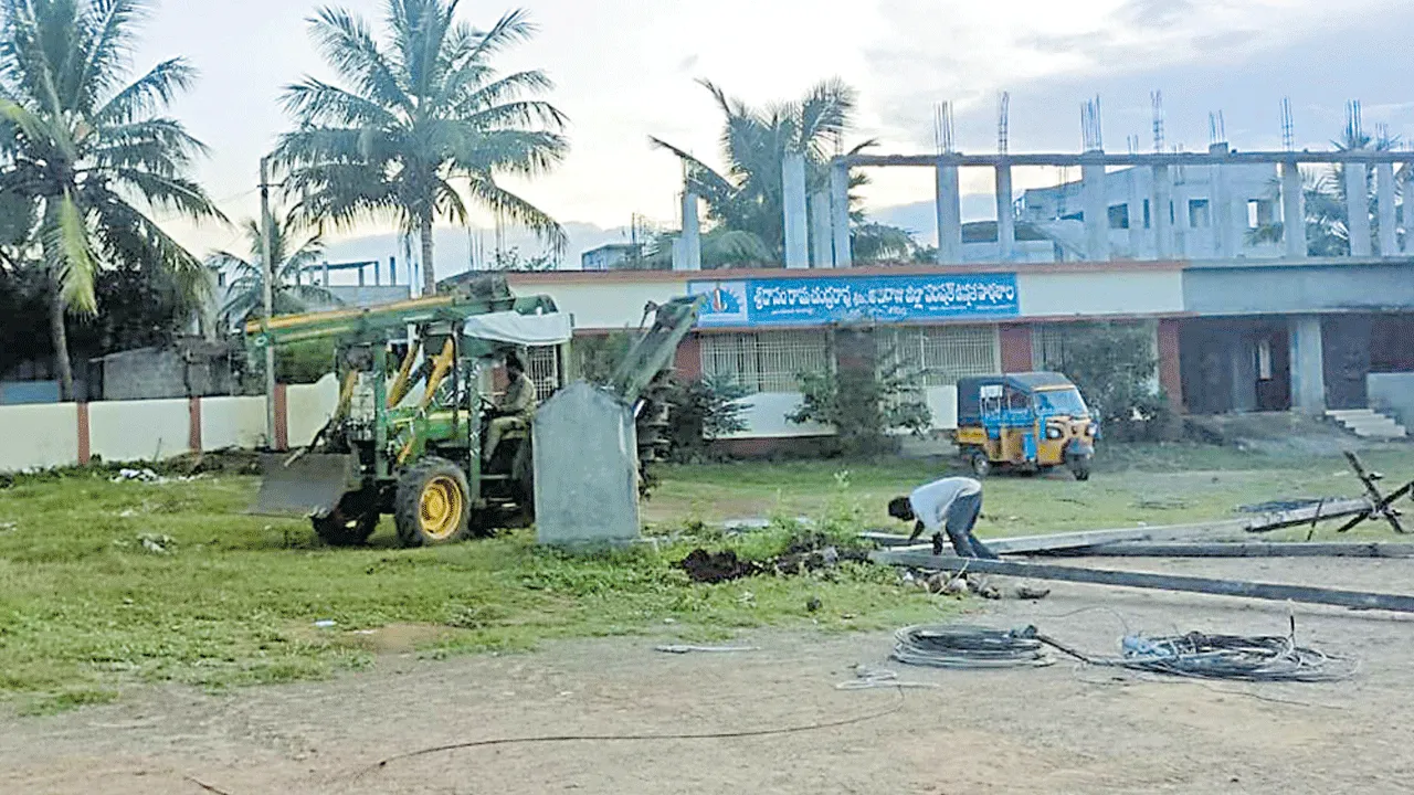  విద్యుత్‌స్తంభాన్ని ఎట్టకేలకు తొలగించారు 