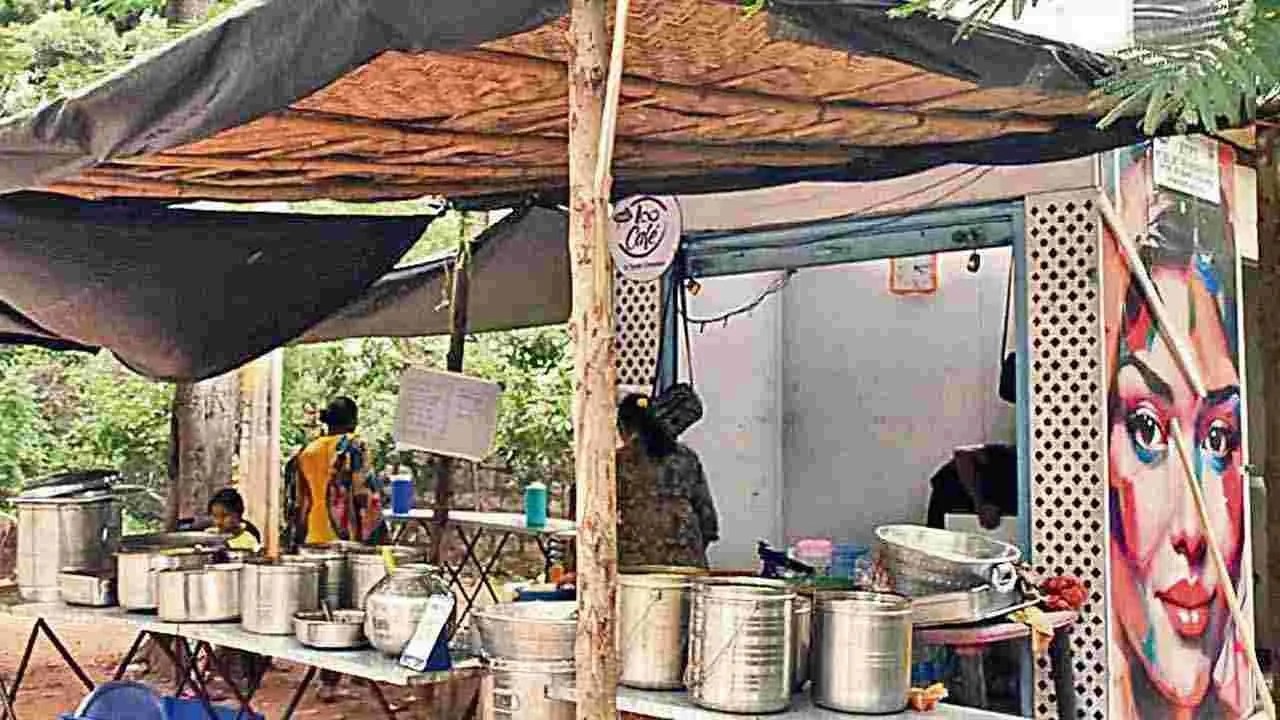 Lu Cafe: మరుగుదొడ్లు మూసి.. వ్యాపారంపైనే ఆసక్తి