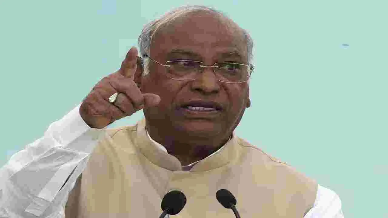 Mallikarjun Kharge: పాత ప్రసంగాలతో ప్రభుత్వ వైఫల్యాలను కప్పిపుచ్చలేరు... మోదీపై ఖర్గే విమర్శలు