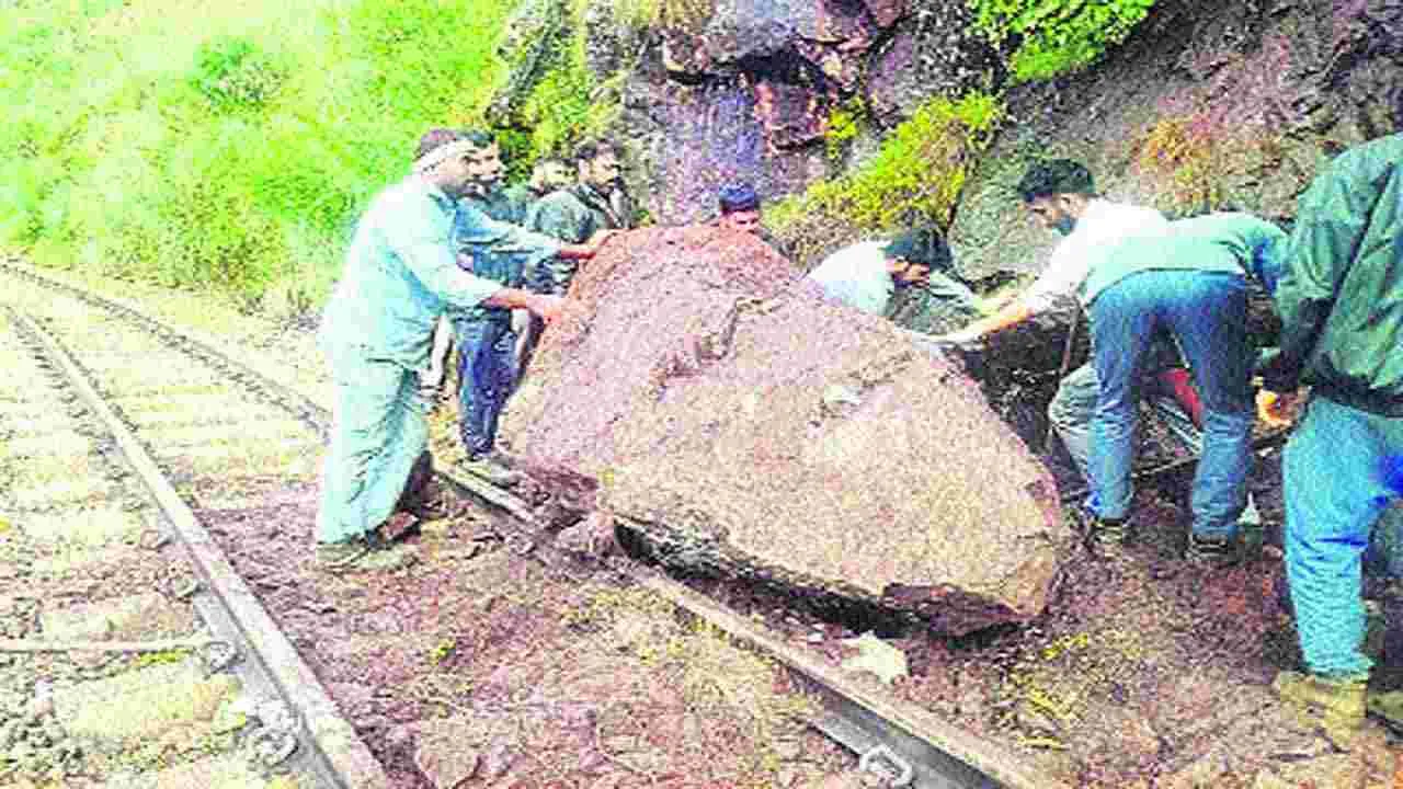 Chennai: ఊటీ రైలు పట్టాలపై మట్టిచరియలు, బండరాళ్లు