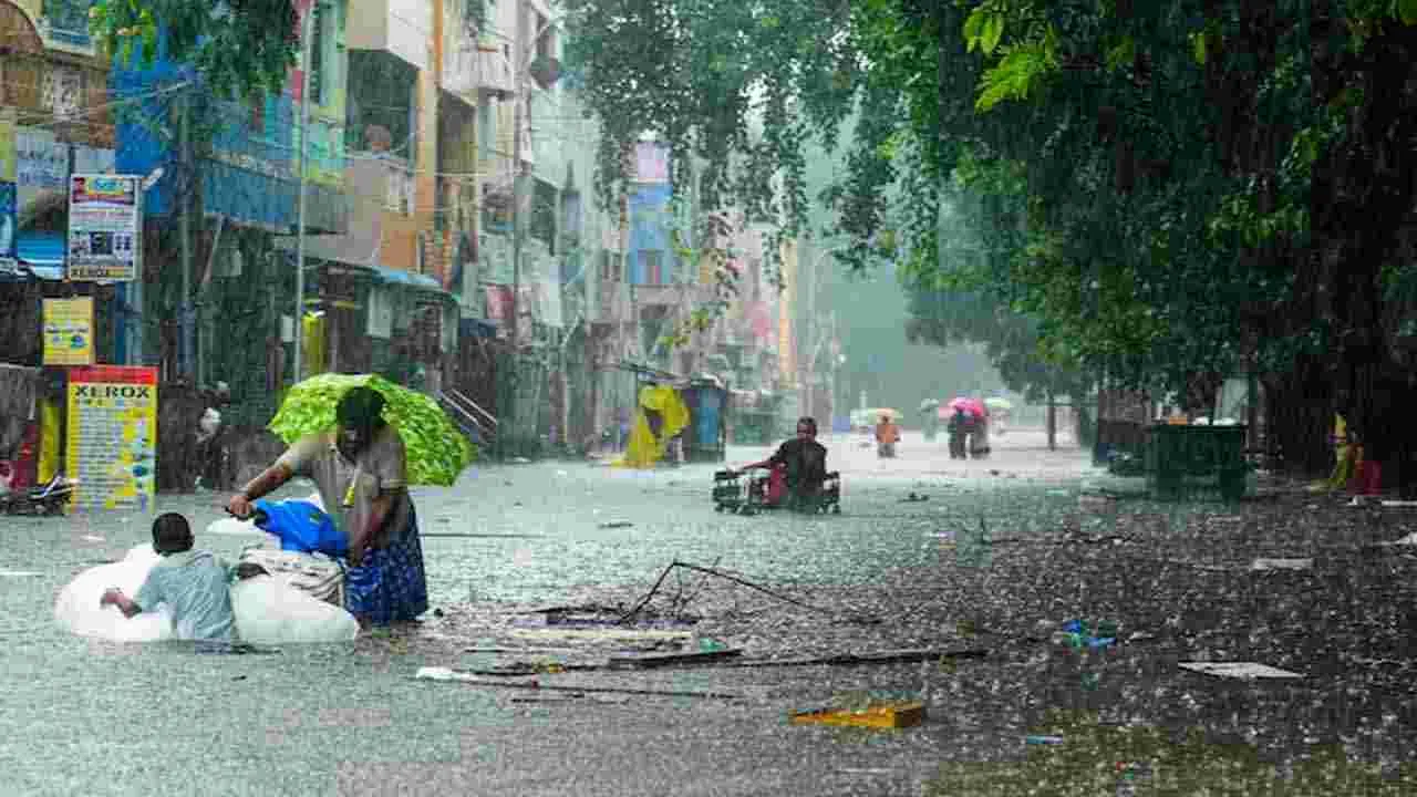 Chennai: చెన్నైలో కుండపోత.. నదుల్లా వీధులు.. చెరువుల్లా వాడలు