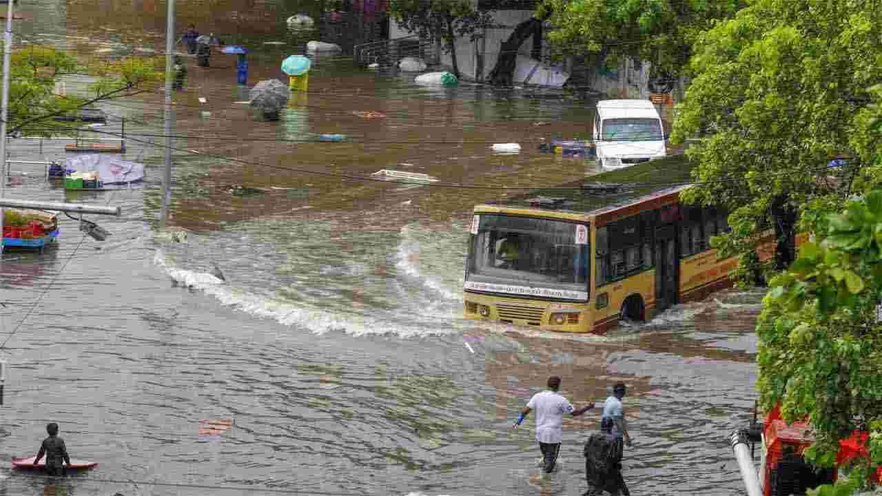 Rains: ఇంకా.. జలదిగ్బంధంలోనే శివారు ప్రాంతాలు..