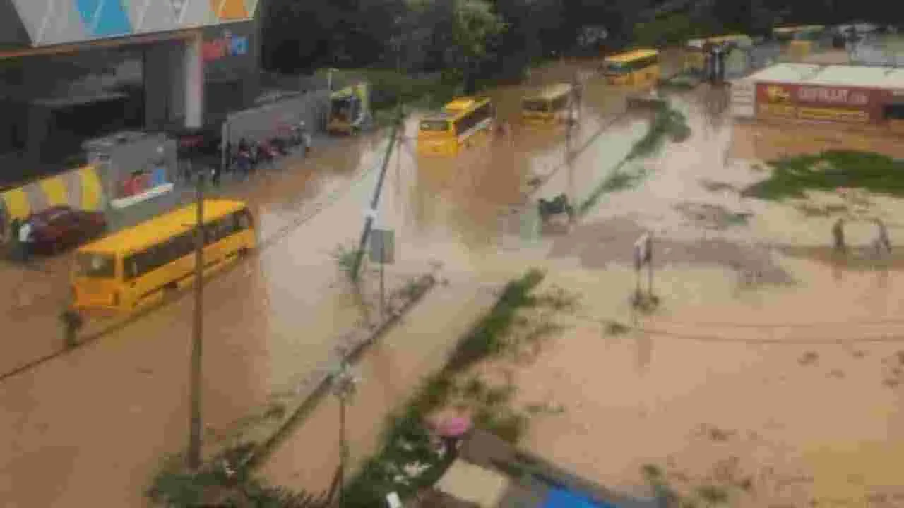 Rains: వదలని వరుణుడు.. మెట్రో ప్రయాణానికి అంతరాయం 