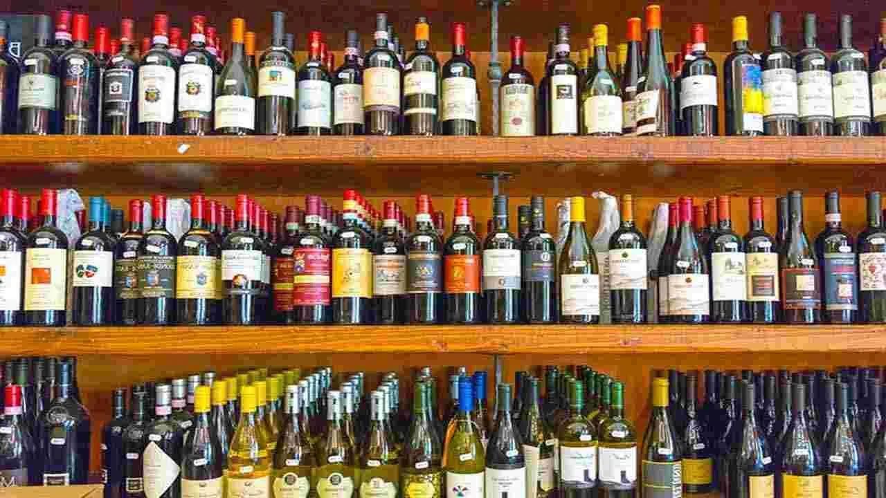 Liquor stores: షాపు అక్కడ.. ఊపు ఇక్కడ!