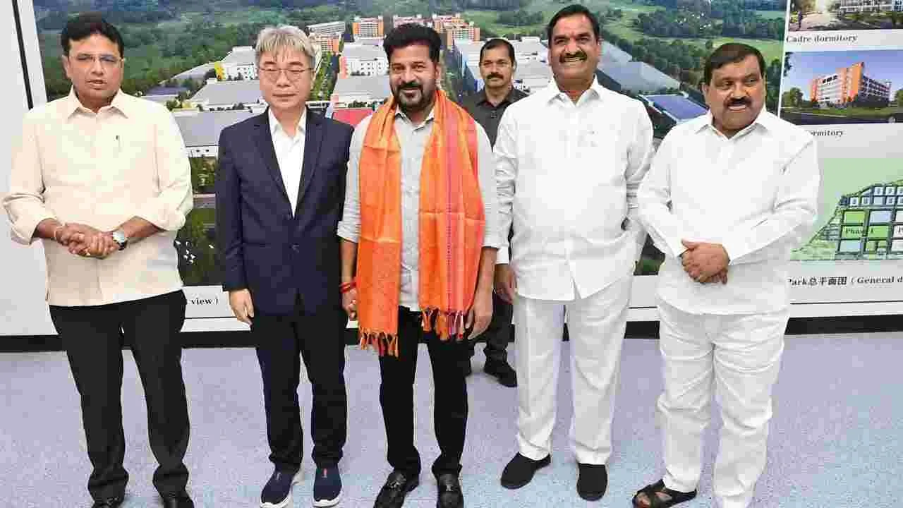 ఫాక్స్‌కాన్‌ చైర్మన్‌ యాంగ్‌ లియూతో సీఎం రేవంత్‌రెడ్డి 