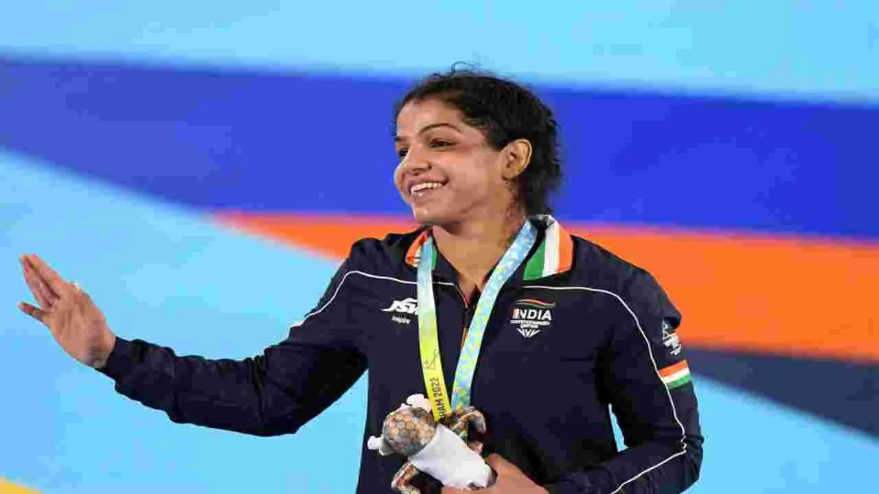 Sakshi Malik: తండ్రిలాంటి వాడినంటూనే చేతులు వేసేవాడు