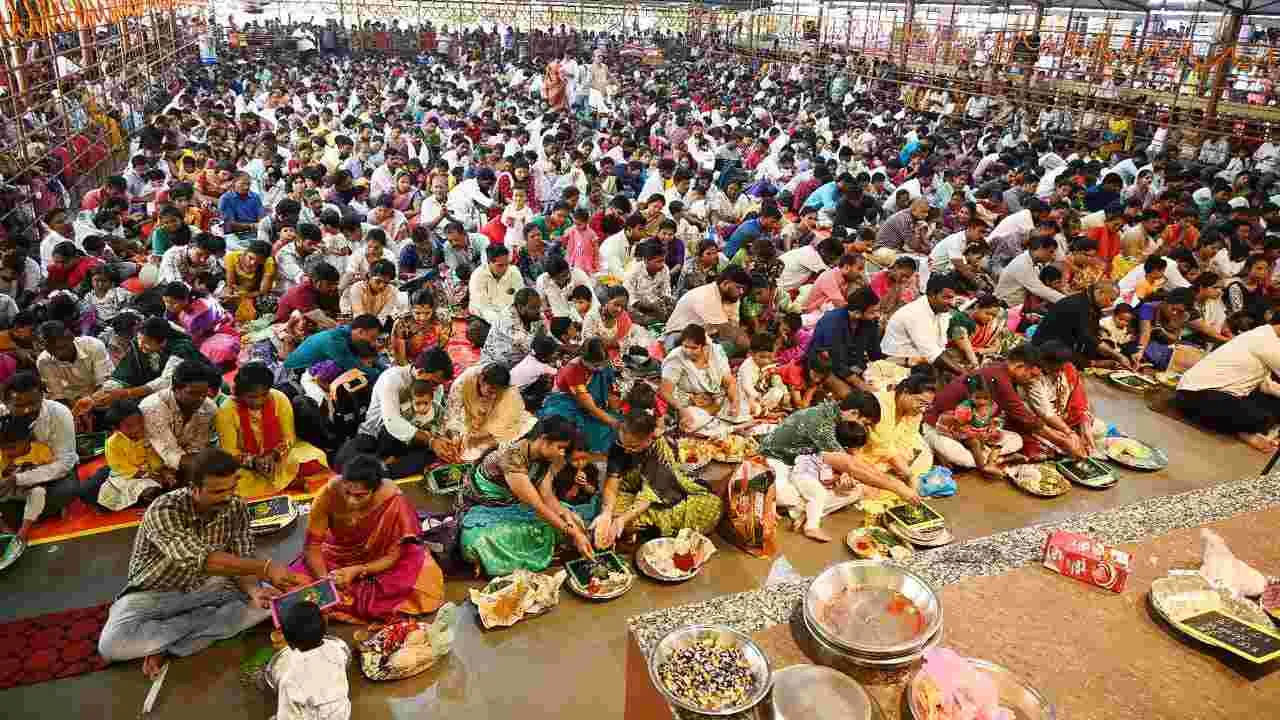  శ్రీ జ్ఞాన సరస్వతి ఆలయంలో సామూహిక అక్షరాభ్యాసాలు