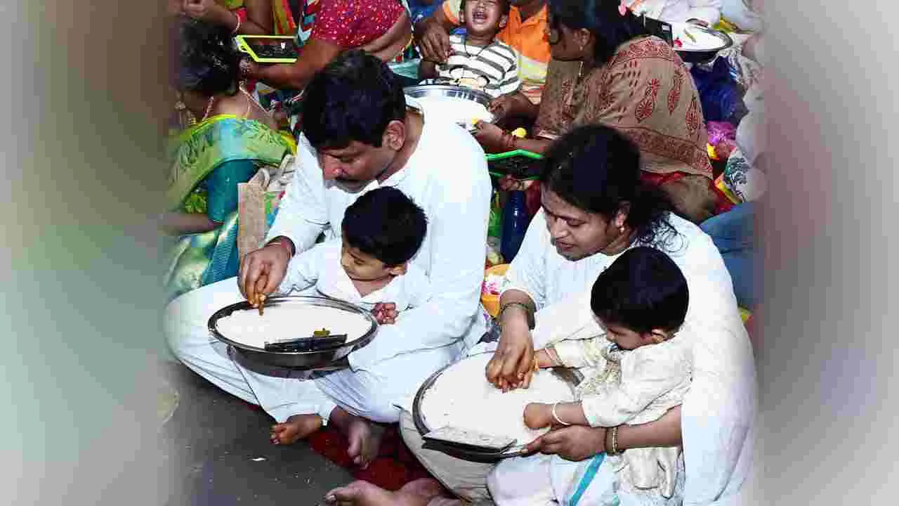  శ్రీ జ్ఞాన సరస్వతి ఆలయంలో సామూహిక అక్షరాభ్యాసాలు