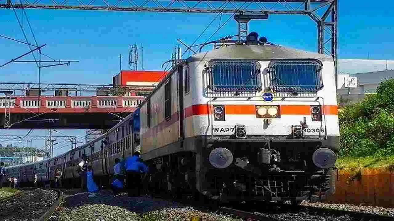 Special Trains: పండగ వేళ.. పలు ప్రత్యేక రైళ్లు 