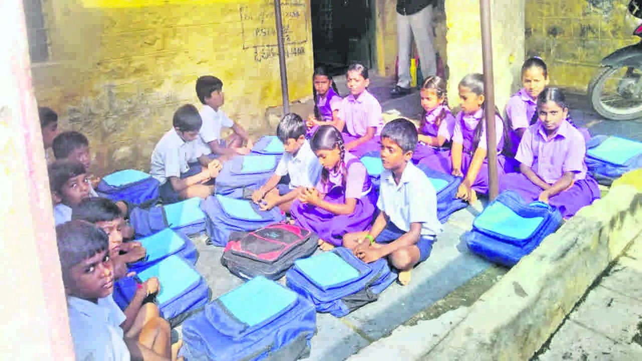 SCHOOL : శిథిలావస్థలో పాఠశాల భవనాలు