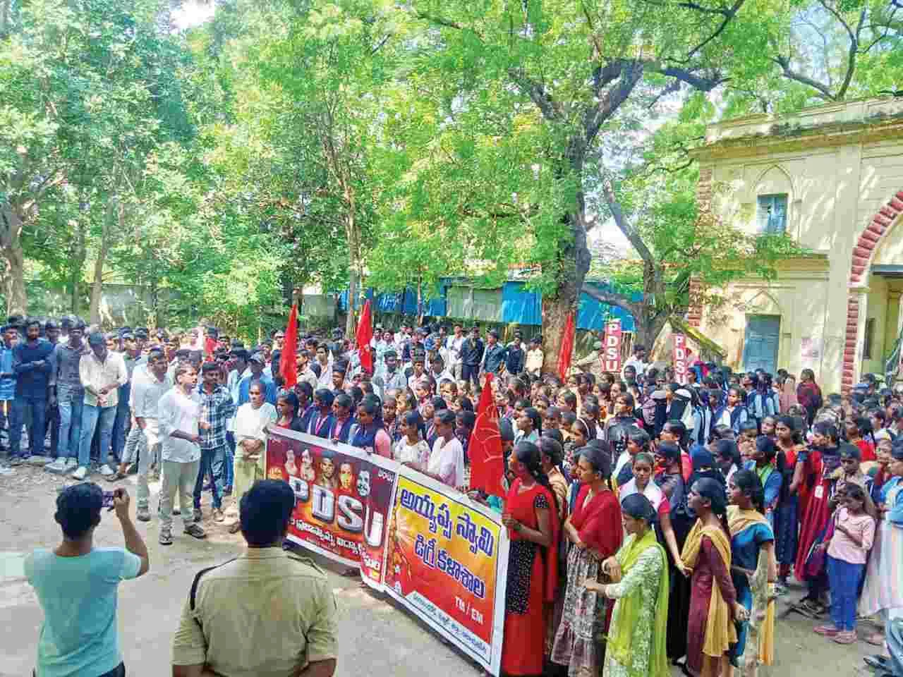 ఫీజు రీయింబర్స్‌మెంట్‌, స్కాలర్‌షిప్‌లు విడుదల చేయాలి