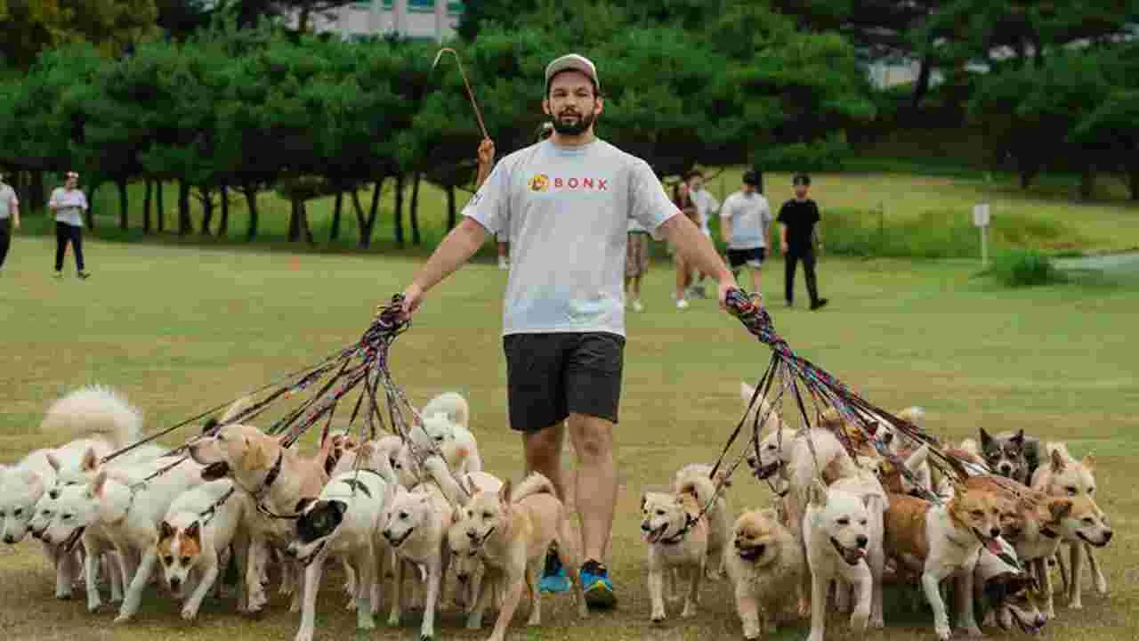 Guinness Record: ఒకేసారి 38 శునకాలతో అరుదైన ఫీట్.. గిన్నిస్ రికార్డ్ బద్దలు