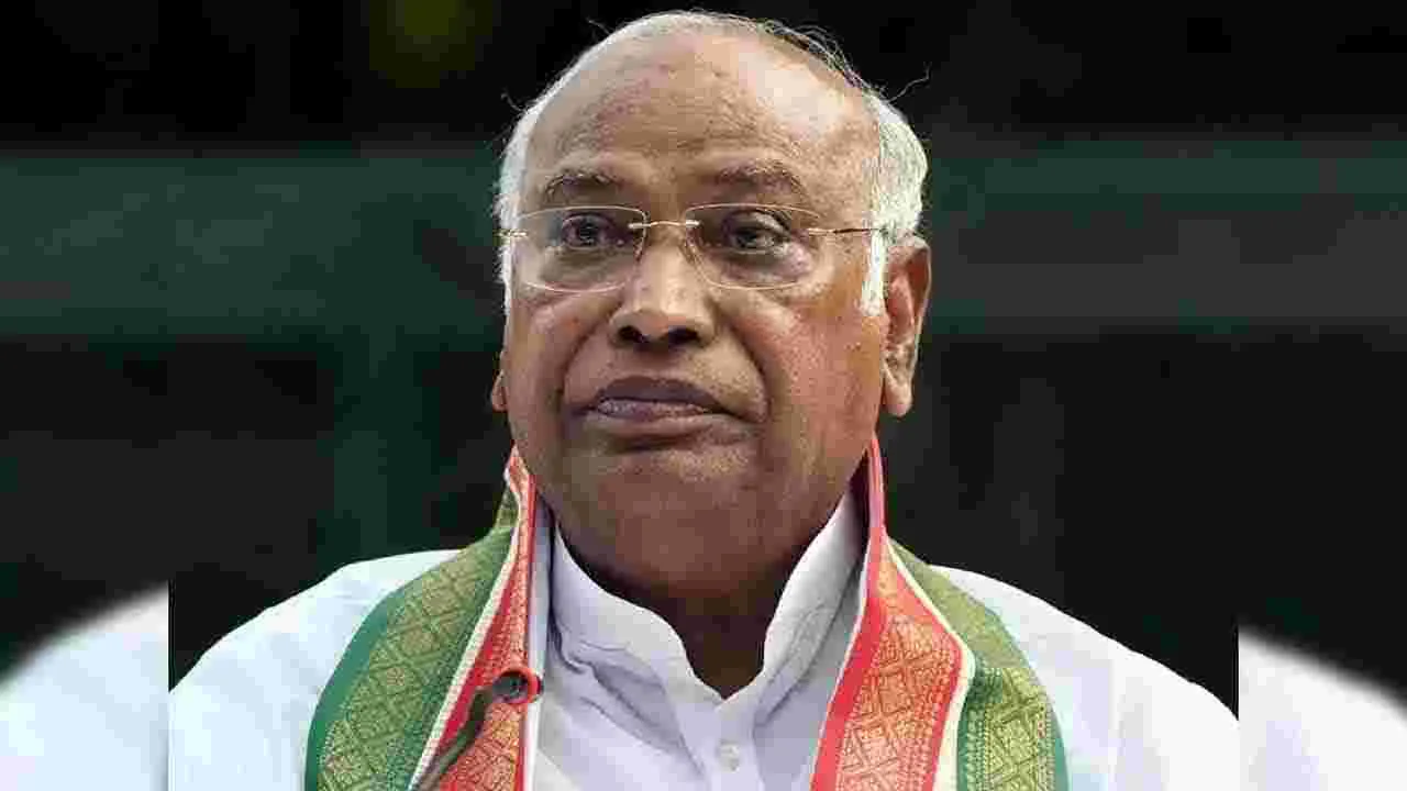 Mallikarjun Kharge: ఖర్గేను అవమానించిందంటూ బీజేపీ ఆరోపణలు.. తోసిపుచ్చిన కాంగ్రెస్‌ 