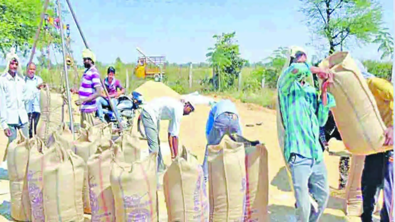 కేంద్రాల వద్ద కనీస వసతులు కరువు