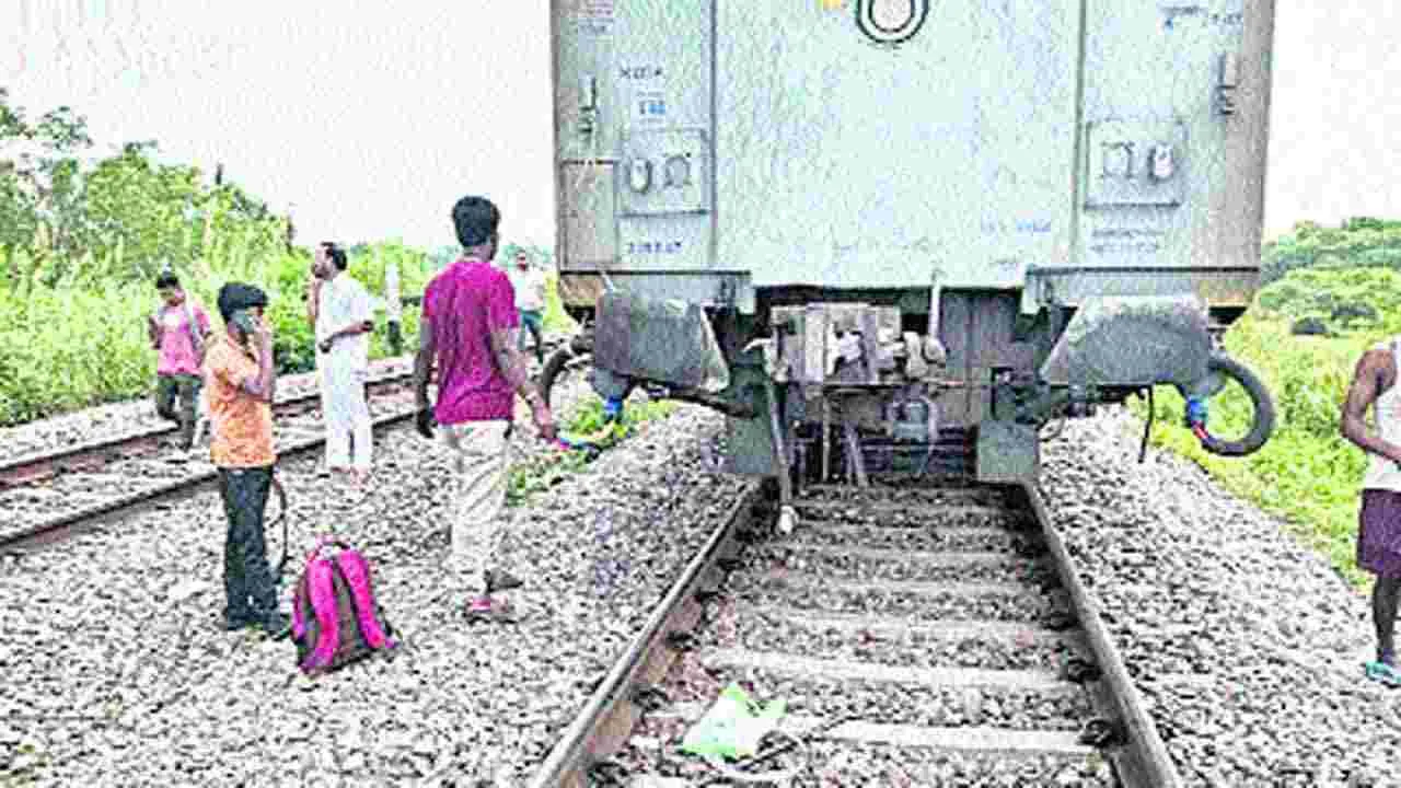 Train: బోగీల నుంచి విడిపోయిన రైలింజన్‌