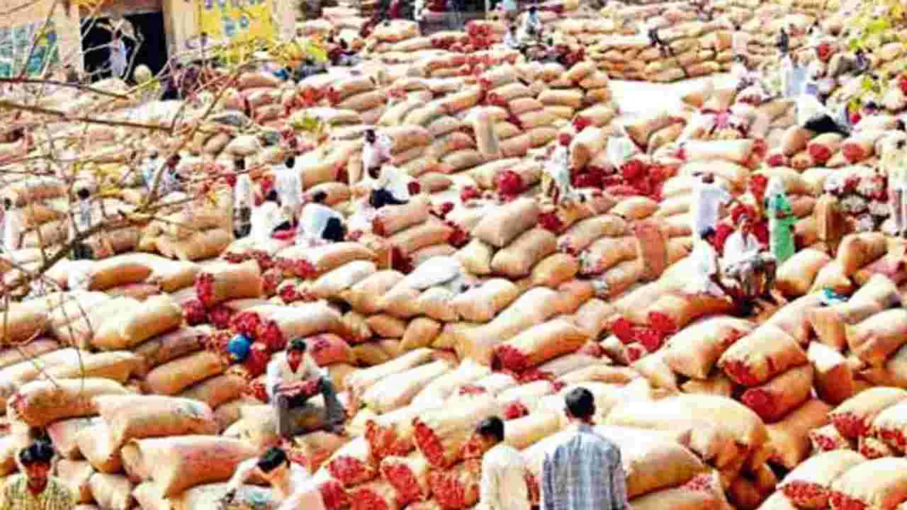 Cotton Market: ఖమ్మం మార్కెట్‌కు పోటెత్తిన పత్తి