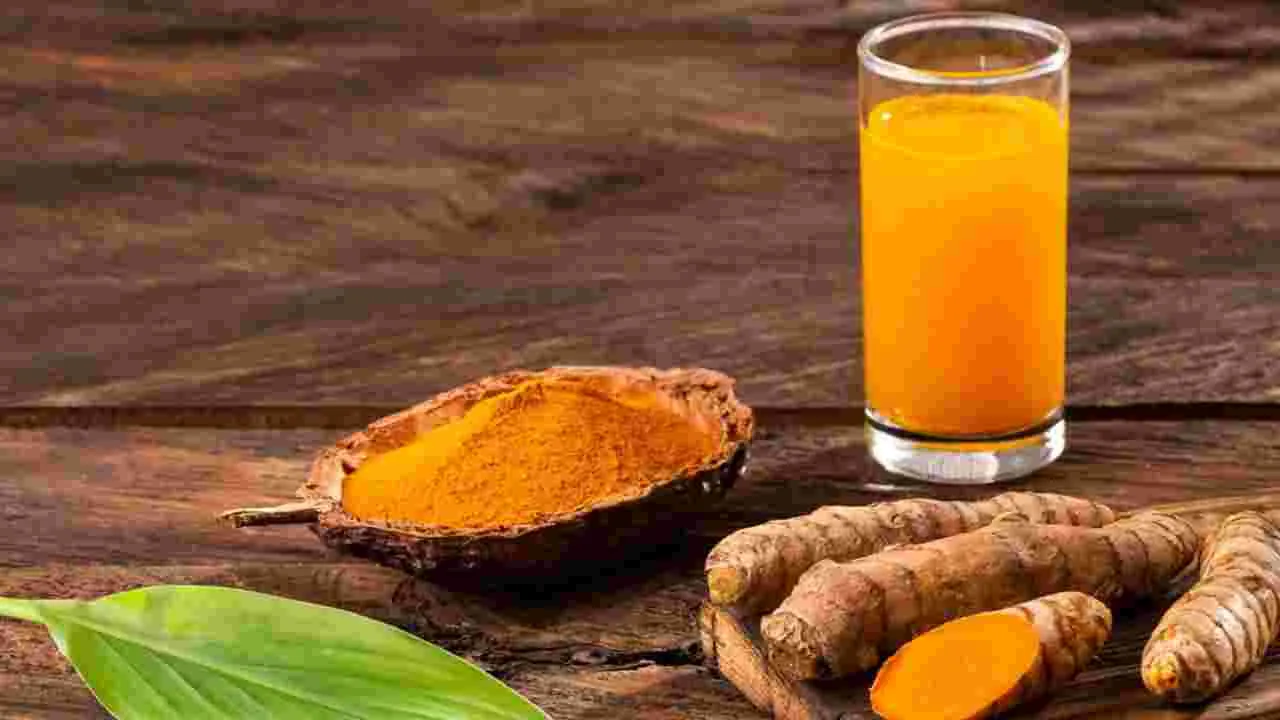 Turmeric water: ఉదయాన్నే పసుపు నీళ్లు తాగితే కలిగే ప్రయోజనాలు!