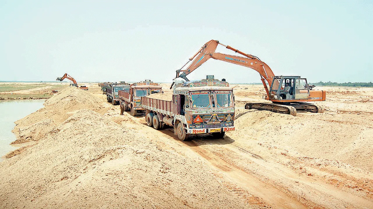 దళారుల దందా.. ఇసుక అధరహో!