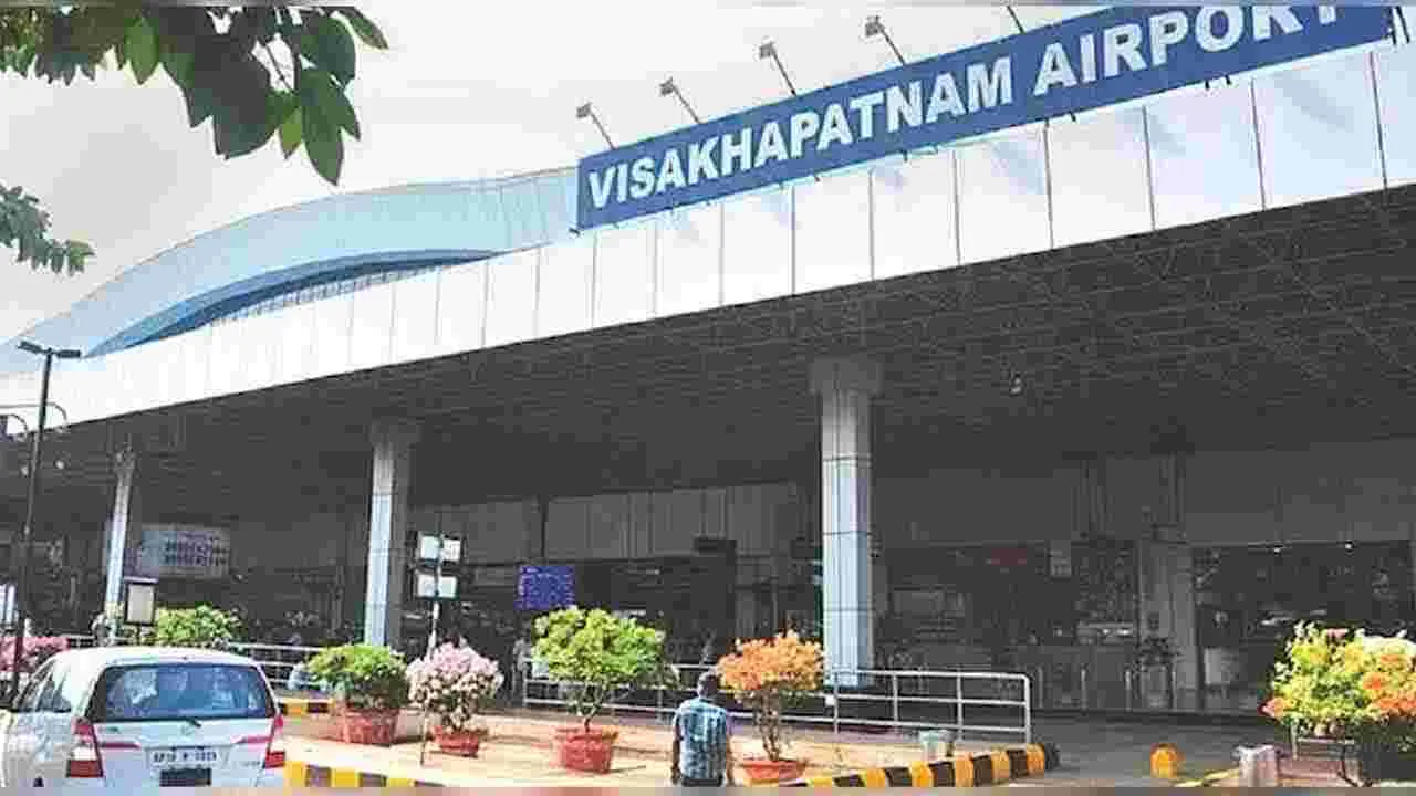 Visakhapatnam: ఇండిగో విమానాలు బాంబు బెదిరింపులు.. ఎయిర్‌పోర్ట్‌లో తనిఖీలు 