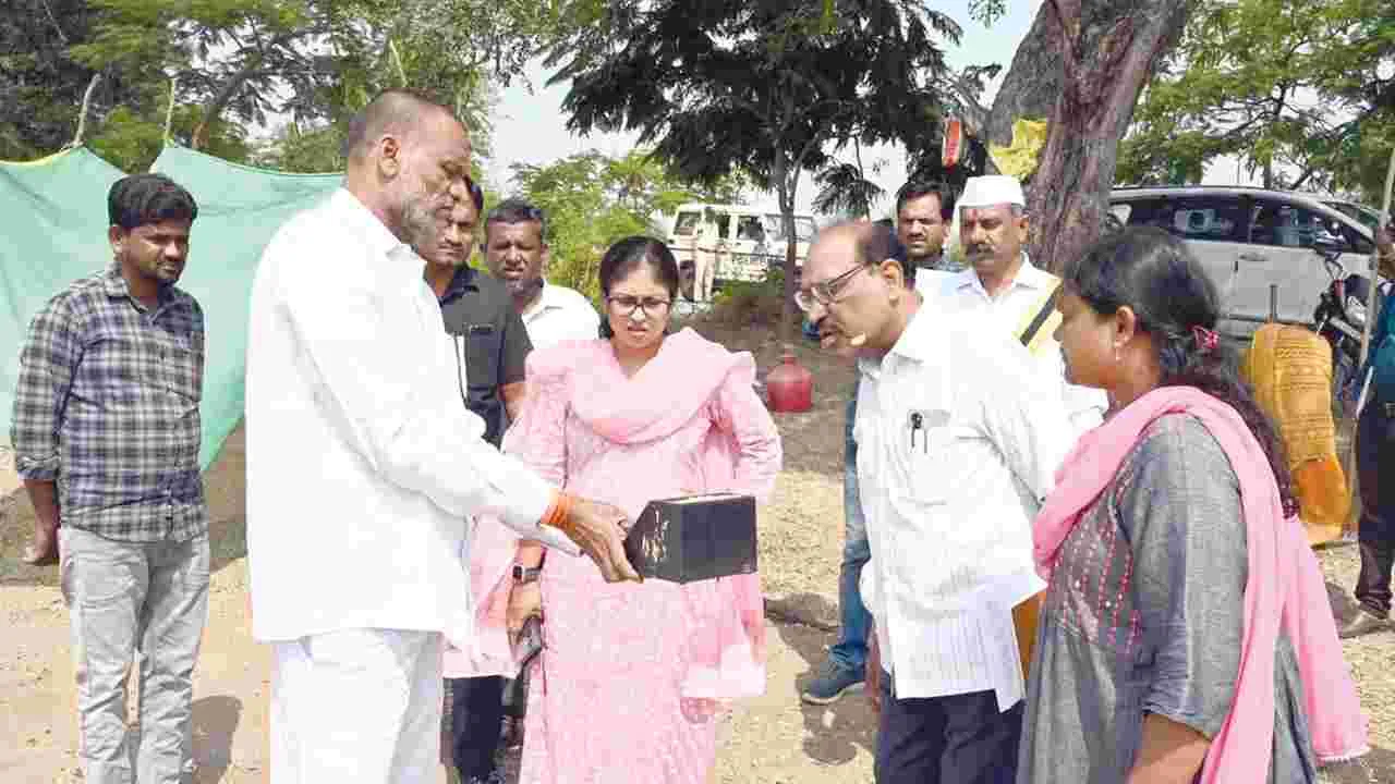 వరి కొనుగోలు కేంద్రాన్ని పరిశీలించిన కలెక్టర్‌