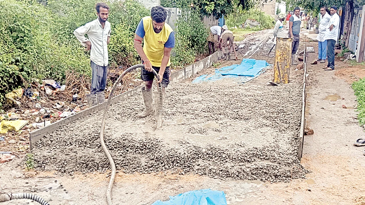 సీసీ రోడ్డు నాసిరకంగా వేస్తున్నారని ఫిర్యాదు