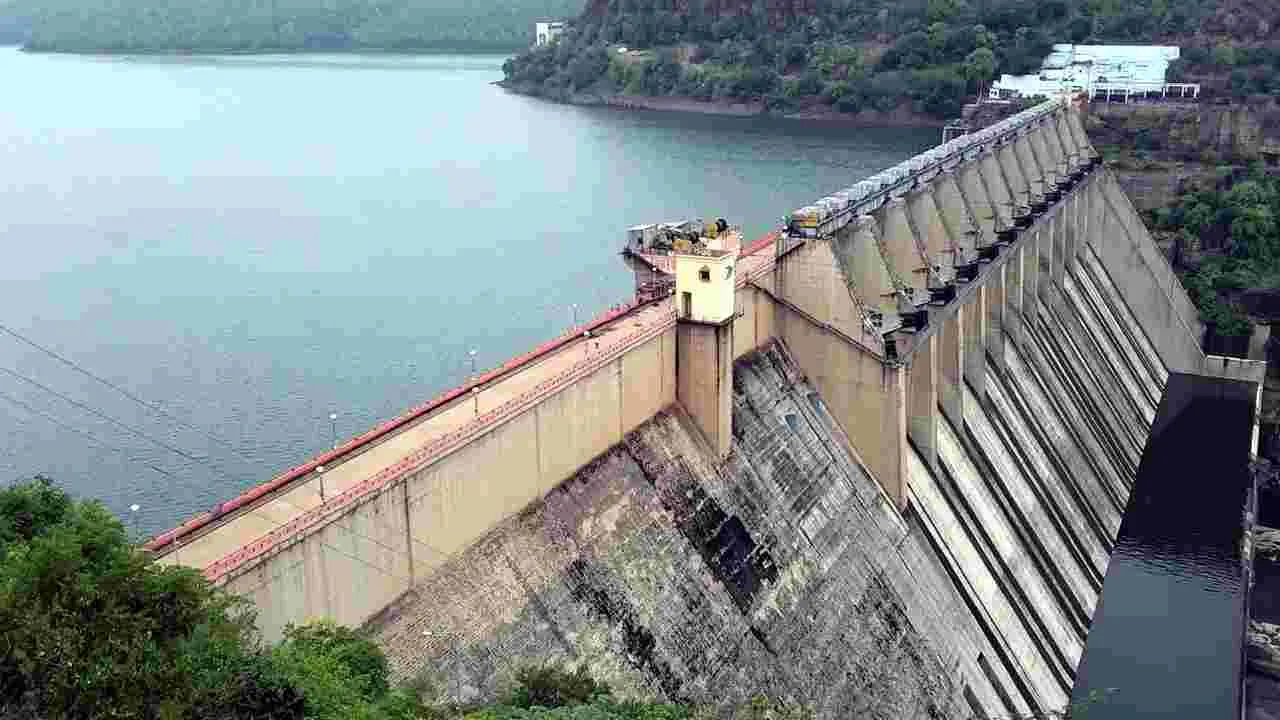 Krishna River: పోటీలు పడి శ్రీశైలం ఖాళీ