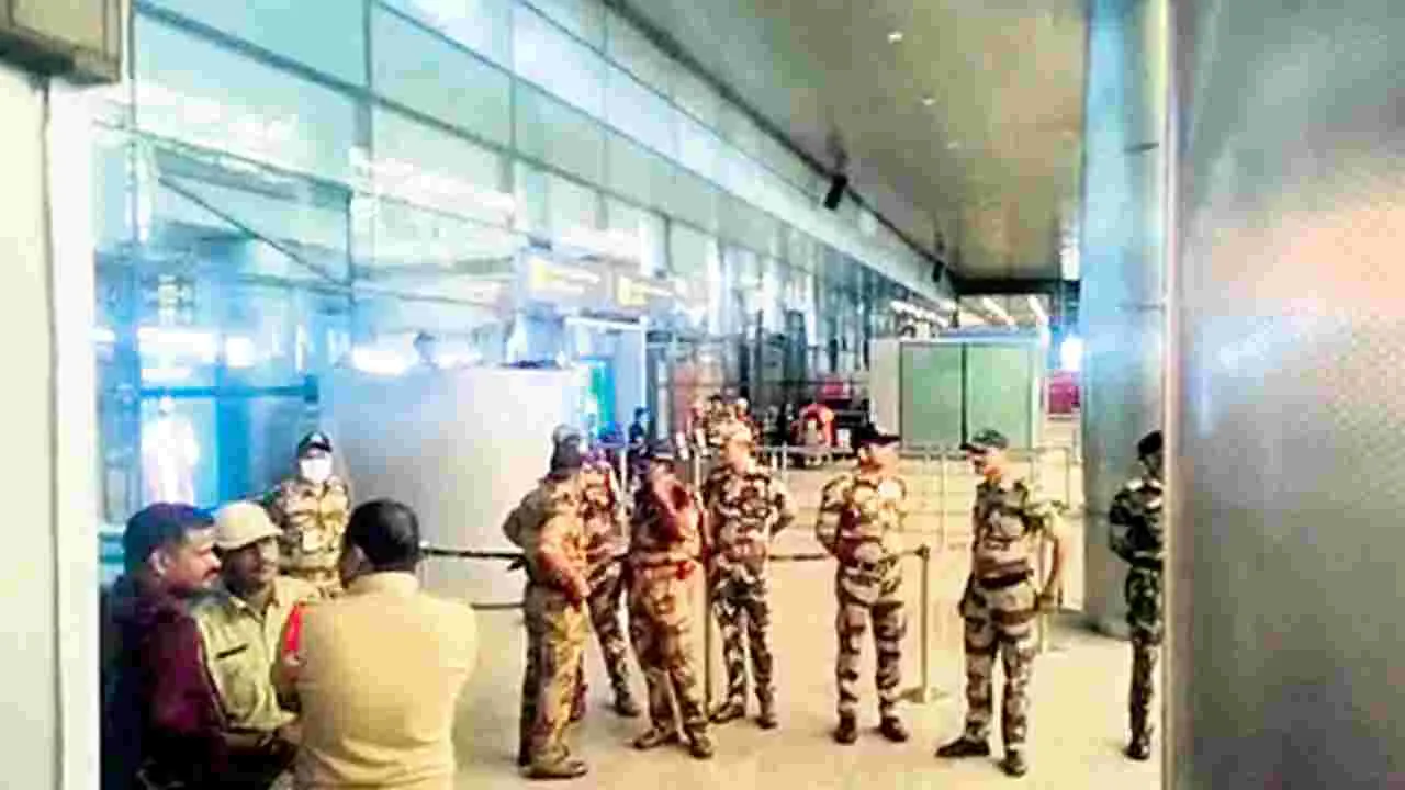 Airport: శంషాబాద్‌లో 9 విమానాలకు బెదిరింపులు 