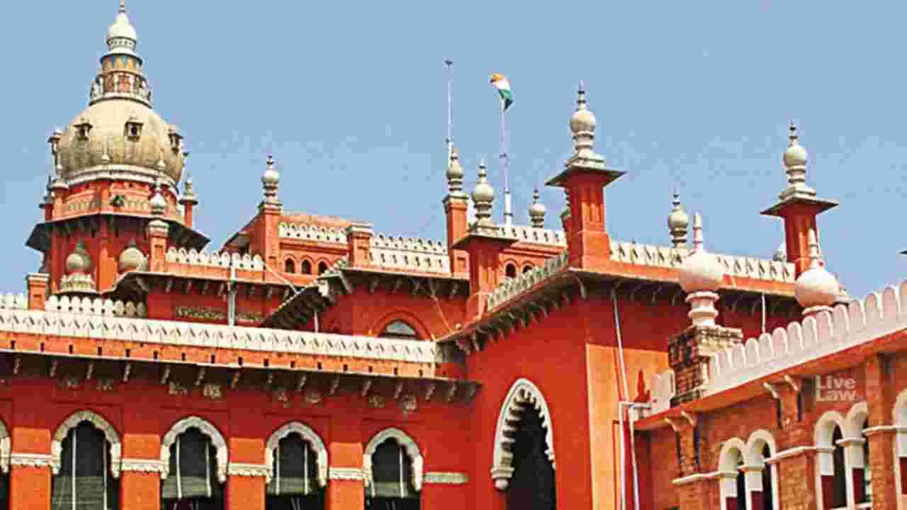 Madras HC: ప్రేమికుల మధ్య కిస్సెస్, హగ్స్ నేరం కాదు: మద్రాస్ హైకోర్టు